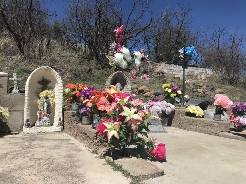 Harshaw’s small cemetery is alive with plastic flowers, fresh bouquets and religious figures. (Photo by Clara Migoya/El Inde).