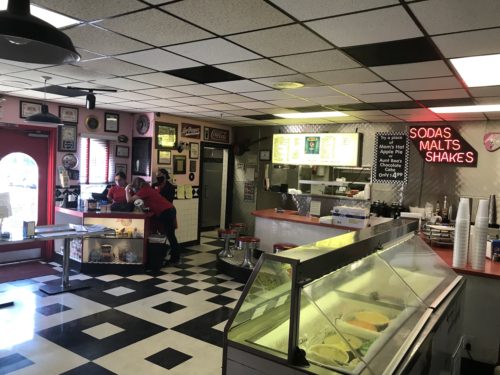 Employees at the diner are still working hard during these tough times. (Photo by Adrian Ford/El Inde).