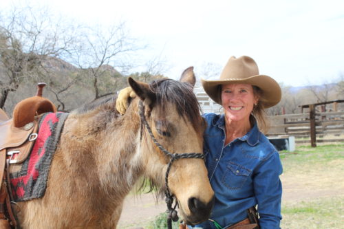 Patagonia rancher Chris Peterson smiles big with her horse Sis. (Photo by Briannon Wilfong/El Inde).