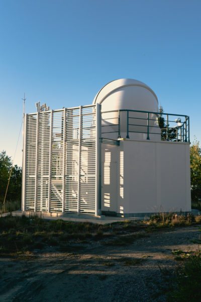 The Sky Center is home to a total of seven telescopes, two of which are operated by the Korean Astronomy and Space Science Institute, such as this one here. The Korean telescopes are operated remotely, and their location on the other side of the globe allows the foreign astronomers to stare into space during the day. A lot of nations have telescope installations across the world for national security purposes, frequently using them to identify satellites used by foreign powers.